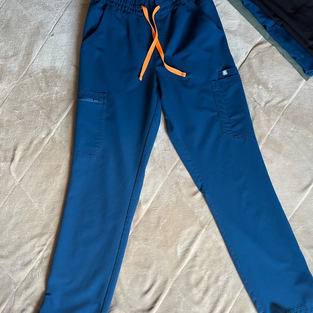 Figs high-waisted Dowa scrub pants in size small